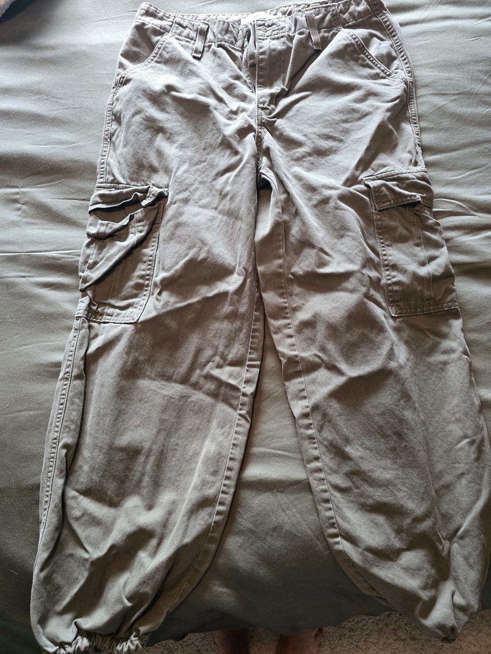 Levi's Women's Cargo Pants in Khaki Green